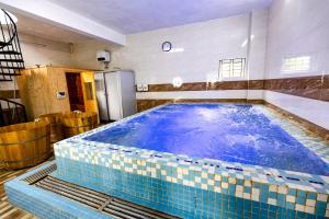 duży basen z niebieską podłogą wyłożoną kafelkami w obiekcie Hoa Viên Hotel - Suối khoáng Kim Bôi w mieście Hòa Bình