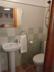 ベセイテにあるApartamento Burguésのバスルーム(洗面台、トイレ、鏡付)