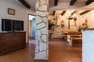 Televízia a/alebo spoločenská miestnosť v ubytovaní Secret garden house