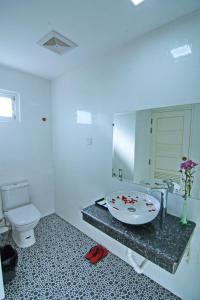 un bagno con lavandino e WC di Royal Pearl Hotel a Mandalay Altre 18 foto