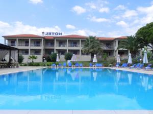 Bazén v ubytování Kalives Resort nebo v jeho okolí