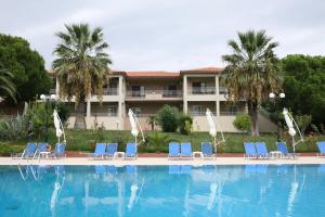 Bazén v ubytování Kalives Resort nebo v jeho okolí