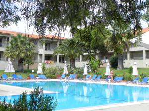 Bazén v ubytování Kalives Resort nebo v jeho okolí