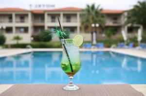 Bazén v ubytování Kalives Resort nebo v jeho okolí