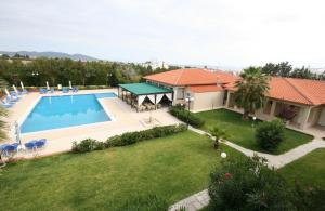 Bazén v ubytování Kalives Resort nebo v jeho okolí