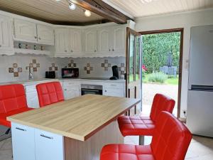 A kitchen or kitchenette at Le Camp Brousse