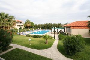 Bazén v ubytování Kalives Resort nebo v jeho okolí