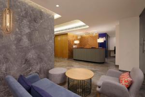Posezení v ubytování Holiday Inn Express Ahmedabad Prahlad Nagar by IHG