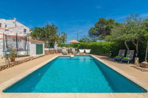 - une piscine d'eau bleue dans une villa dans l'établissement Malbuger Vell 6, à Port Mahon