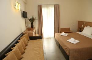 Postel nebo postele na pokoji v ubytování Kalives Resort