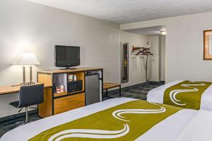 Uma cama ou camas num quarto em Quality Inn