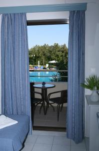 Bazén v ubytování Kalives Resort nebo v jeho okolí