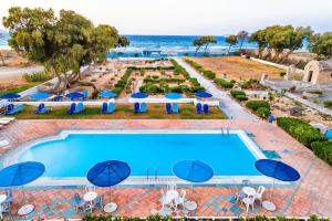 an aerial view of the pool at the resort at Hotel Tsagarakis Beach in Amoudara Herakliou