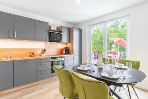 a kitchen and dining room with a table and chairs at Apartment "Marco Polo" - Haffresidenz in Garz-Usedom