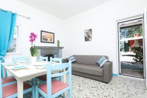 Χώρος καθιστικού στο Corfu Seaside Cottage - Private Garden Retreat