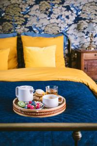 エティヴァル・クレールフォンテーヌにあるv i o l e t t e La souris des champsのベッドの上に朝食用の食材を入れたトレイ