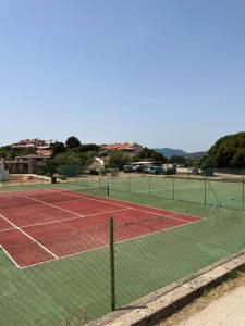 Tennis and/or squash facilities at Coralli 8 - Residence Sole Ruju or nearby