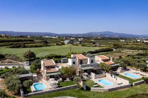 una vista aérea de una villa con 2 piscinas en Stavromenos Villas - Private Pools & Seaview - 500m from Beach, en Stavromenos