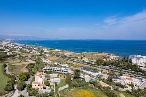 una vista aérea de la ciudad y el océano en Stavromenos Villas - Private Pools & Seaview - 500m from Beach, en Stavromenos