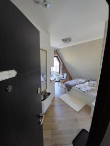 Rúm í herbergi á Apartman Krnjajic Diamond Hill