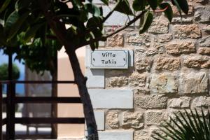 StavromenosにあるStavromenos Villas - Private Pools & Seaview - 500m from Beachの白い石壁のトイレの看板