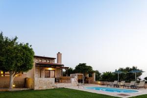 StavromenosにあるStavromenos Villas - Private Pools & Seaview - 500m from Beachのスイミングプール付きのヴィラ、家