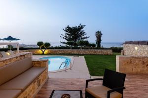 Bassein majutusasutuses Stavromenos Villas - Private Pools & Seaview - 500m from Beach või selle lähedal