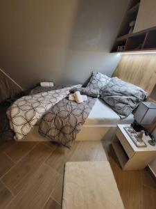 een slaapkamer met een bed met een dekbed bij Apartman Krnjajic Diamond Hill in Divčibare