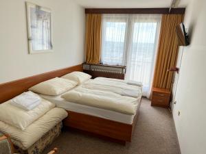A bed or beds in a room at Retro Hotel Suza
