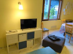 Televízia a/alebo spoločenská miestnosť v ubytovaní Il paradiso vista mare