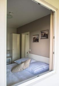 - une chambre avec 2 lits et un miroir dans l'établissement FEWO Muschel, à Glücksburg