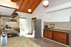 uma cozinha com um frigorífico de aço inoxidável e um fogão em Villa de la Luz em Tijarafe