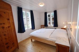 Ein Bett oder Betten in einem Zimmer der Unterkunft Chalet Hotel Krone