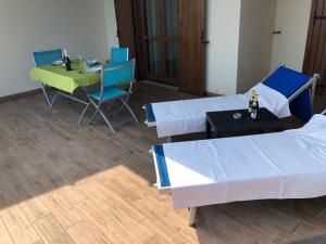 Zimmer mit einem Bett, einem Tisch und Stühlen in der Unterkunft Ferienwohnung Oleandro mit Panorama in Tignale am Gardasee in Tignale