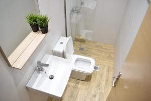 uma casa de banho com um WC branco e um lavatório. em Emmanuel Apartments em Paralia Katerinis
