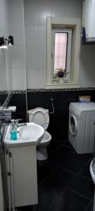 Un baño con inodoro, lavabo y ventana. en Fortress 1: Quiet, Lux 50m2 , apartment in the pedestrian zone, en Belgrado 20 fotos más