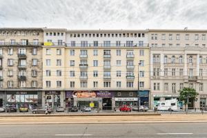 un gran edificio con coches estacionados frente a él en Apartamenty Wawa Centrum by Your Freedom, en Varsovia