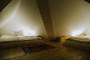 Un pat sau paturi într-o cameră la Apartments Julijana