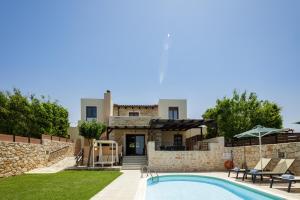 Bassein majutusasutuses Stavromenos Villas - Private Pools & Seaview - 500m from Beach või selle lähedal