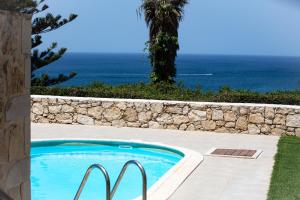 Bassein majutusasutuses Stavromenos Villas - Private Pools & Seaview - 500m from Beach või selle lähedal