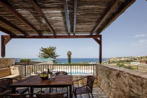 Rõdu või terrass majutusasutuses Stavromenos Villas - Private Pools & Seaview - 500m from Beach