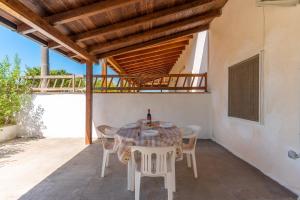 stół i krzesła na patio domu w obiekcie Casa Vacanze Salento w mieście Galatone
