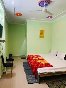 sypialnia z łóżkiem i wentylatorem sufitowym w obiekcie Anand Dham Guest House By WB Inn w mieście Sītāpur Mūāfi