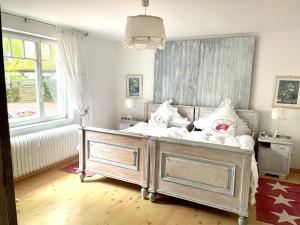 a bedroom with a bed with white sheets and pillows at romantische Ferienwohnung Sachsenhof 3 in Klingberg