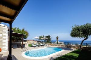 Bassein majutusasutuses Stavromenos Villas - Private Pools & Seaview - 500m from Beach või selle lähedal