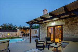 Bassein majutusasutuses Stavromenos Villas - Private Pools & Seaview - 500m from Beach või selle lähedal