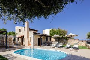 Bassein majutusasutuses Stavromenos Villas - Private Pools & Seaview - 500m from Beach või selle lähedal