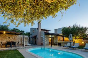 Bassein majutusasutuses Stavromenos Villas - Private Pools & Seaview - 500m from Beach või selle lähedal