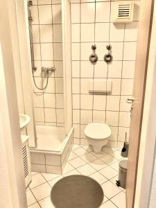 a small bathroom with a toilet and a shower at Helles und ruhiges Apartment direkt am Flughafen Leipzig Halle in Schkeuditz