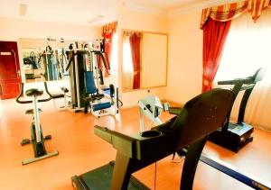 Γυμναστήριο ή/και όργανα γυμναστικής στο Safeer Hotel Suites